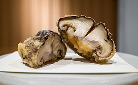 「一生懸命働いてる人たちのまかない当番でありたい」と語る大将の実直さと優しさに包まれた「まじめな味」