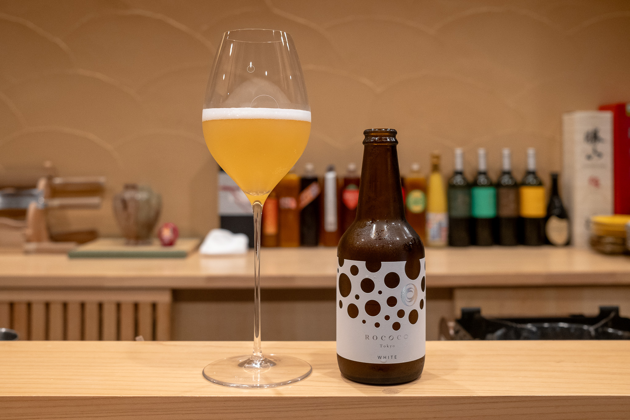 料理の味を邪魔せず、最初の一杯を彩るROCOCOの存在
