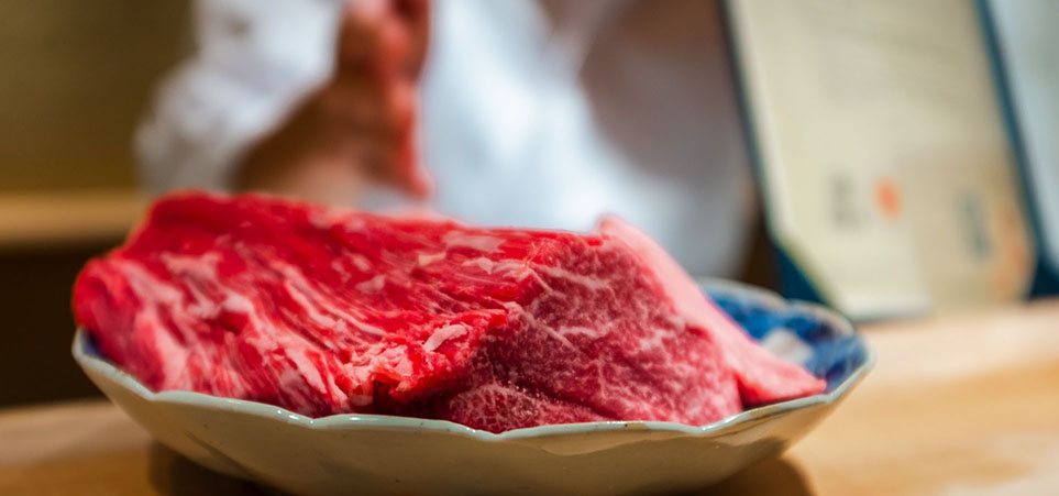 牛肉にかける情熱と名店で磨いた技で趣向を凝らすミシュランお墨付きの和食コース